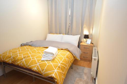 Tempat tidur dalam kamar di London Luxury 5 Bedroom House 2 min walk to the Tube Station