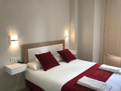 Кровать или кровати в номере Pinar Malaga Rooms
