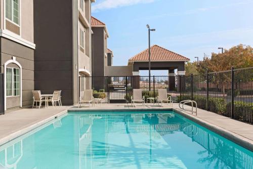 Πισίνα στο ή κοντά στο La Quinta by Wyndham Fresno Northwest