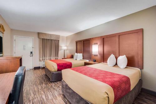 una camera d'albergo con due letti e una televisione di Econo Lodge a Walterboro