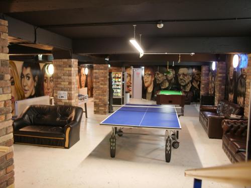 Instalaciones para jugar al ping pong en Abbey Court Hostel o alrededores