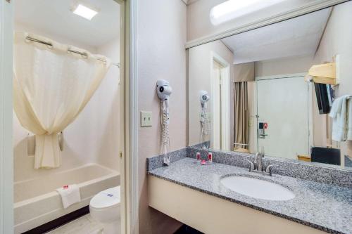 Koupelna v ubytování Econo Lodge