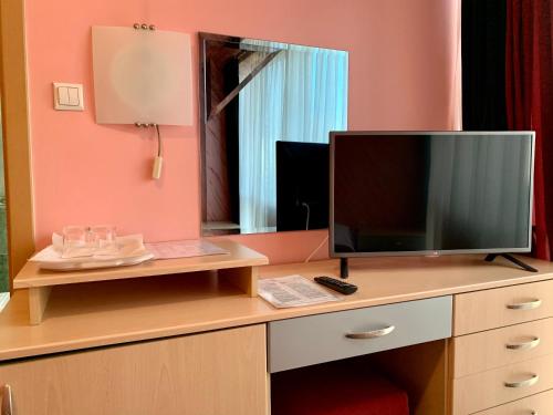 einen Fernseher auf einer Kommode in einem Zimmer in der Unterkunft Hotel Brkic in Sarajevo