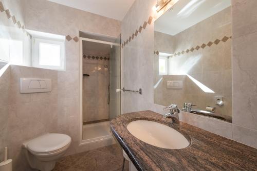Een badkamer bij Tirolerin Garni Hotel
