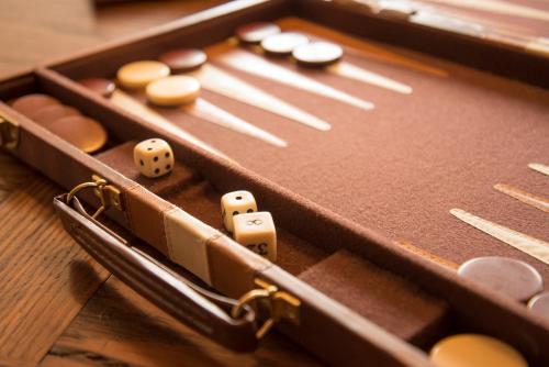 a box with medicines and dice on a table at RefuKium Altstadtscheune in Weißenburg in Bayern