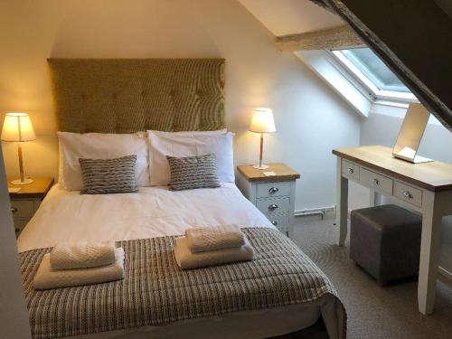 เตียงในห้องที่ Llwyngwair Manor, Newport, PEMBROKESHIRE