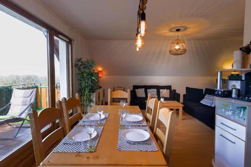 - une salle à manger avec une table et un canapé dans l'établissement Le Birdie - 3 bedroom apartment at the Golf de Giez and 5 minutes from the, à Giez