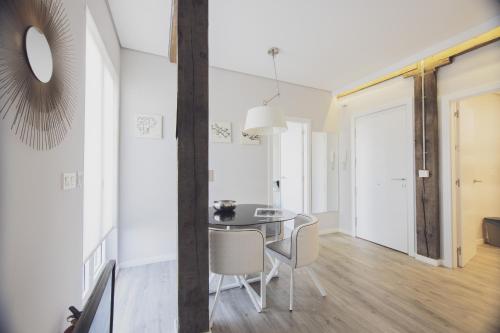 a kitchen and dining room with a table and chairs at Arrasate - Local Rentss in San Sebastián