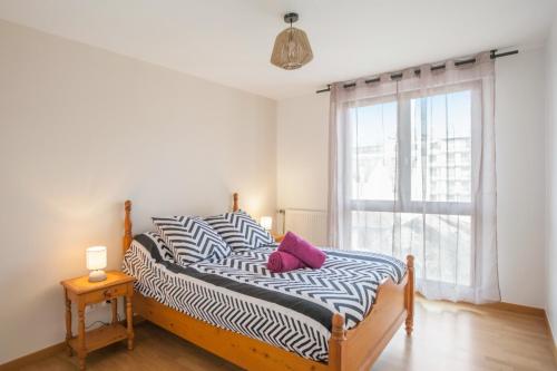 Llit o llits en una habitació de Calm flat w garage and balcony on the riverside in Annecy center - Welkeys