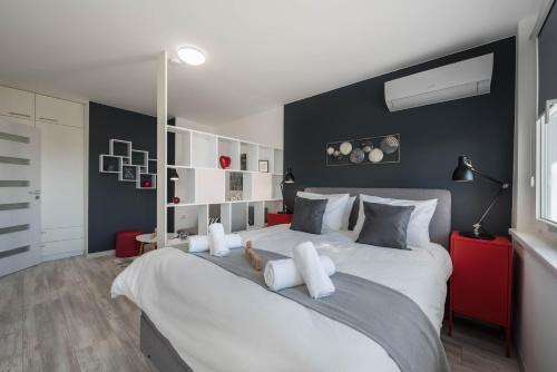 - une chambre avec un grand lit blanc et une armoire rouge dans l'établissement ABOVE THE SEA ✓brand new✓sea view✓top location, à Varna