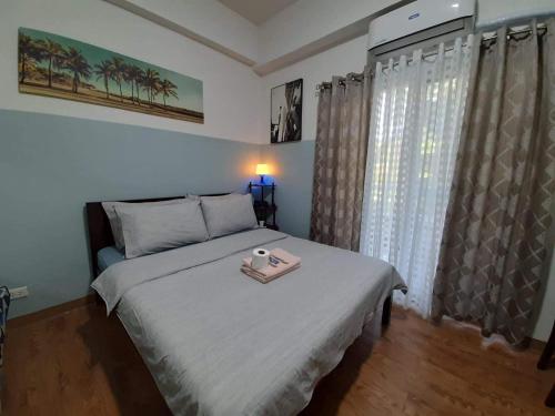 Postel nebo postele na pokoji v ubytování Cozy condo unit 5mins from Mactan Cebu Int'l Airport with Netflix
