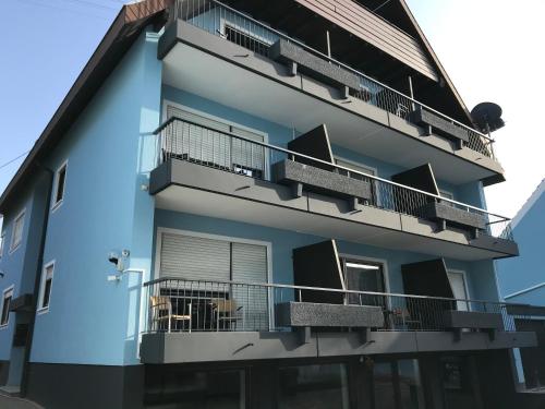 un edificio con balcones en un lateral en Eisberg Gästehaus & De Luxe Appartements en Friesenheim
