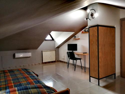 1 dormitorio con 1 cama y escritorio con ordenador en Kalispéra B&B en Guidonia