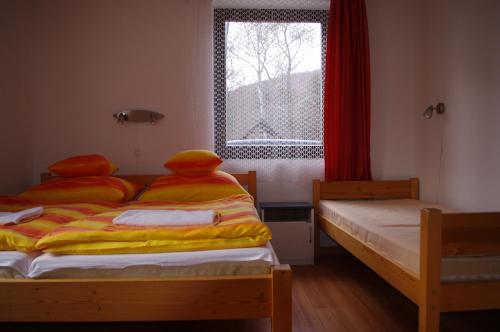 Ένα ή περισσότερα κρεβάτια σε δωμάτιο στο Vadszőlő Szálló és Étterem Bakonybél