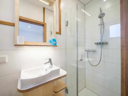 a bathroom with a sink and a shower at Pension Zum Schrammel in Altdorf bei Nuernberg