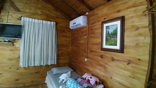 烏魯比西的住宿－Cabanas Fazenda da Raia，小木屋内的一个床位