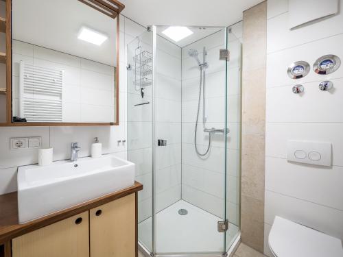 a bathroom with a sink and a shower at Pension Zum Schrammel in Altdorf bei Nuernberg