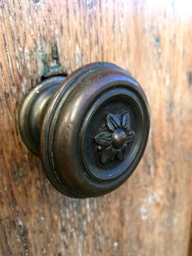 a bronze door knob on a wooden door at Il Pezzatino in Rufina