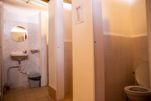 La salle de bains est pourvue de toilettes et d'un lavabo. dans l'établissement Backpackers Place in SEAVIEWHILLS BOHOL, à Panglao