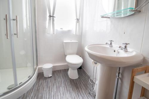 A bathroom at Ashford House Guest House 