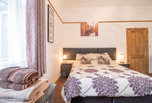 Un dormitorio con una cama grande y una ventana en Ashford House Guest House, en Bridlington