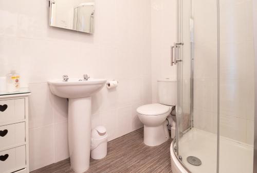 A bathroom at Ashford House Guest House 