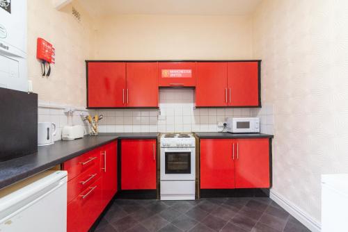 Una cocina o cocineta en Old Trafford Stadium Hotel