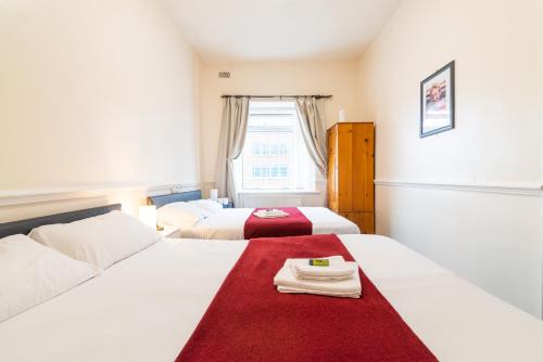Postel nebo postele na pokoji v ubytování Old Trafford Stadium Hotel