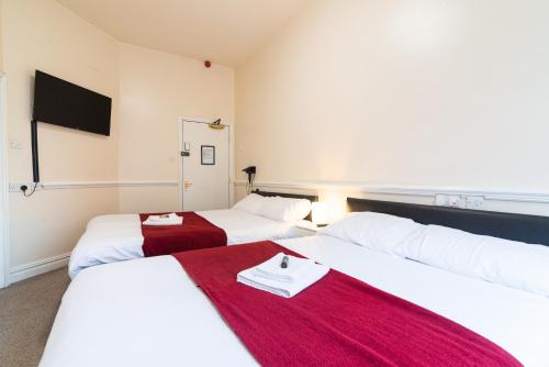 Una cama o camas en una habitación de Old Trafford Stadium Hotel