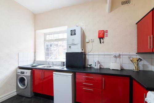 Una cocina o cocineta en Old Trafford Stadium Hotel