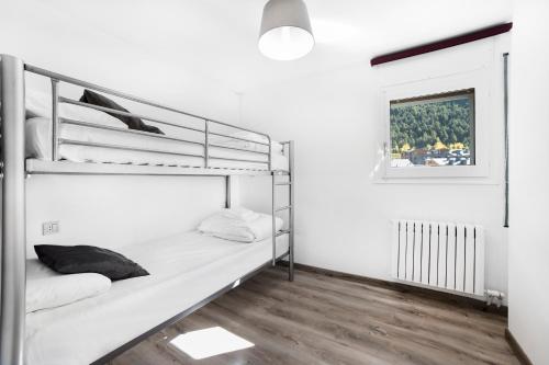 מיטה או מיטות קומותיים בחדר ב-Riu D'Incles