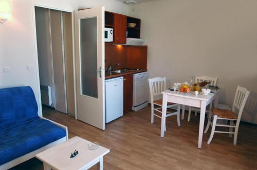 a small living room with a kitchen and a table at Appartement SC4p in Le Verdon-sur-Mer