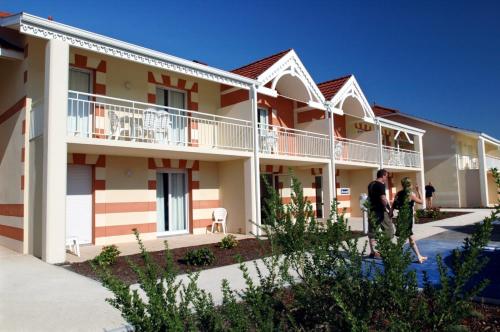 people standing in front of a building at Appartement SC4p in Le Verdon-sur-Mer