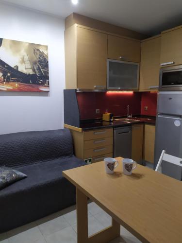 ナザレにあるCasa da Liberdade em Nazaréのテーブルとキッチン付きの小さな部屋