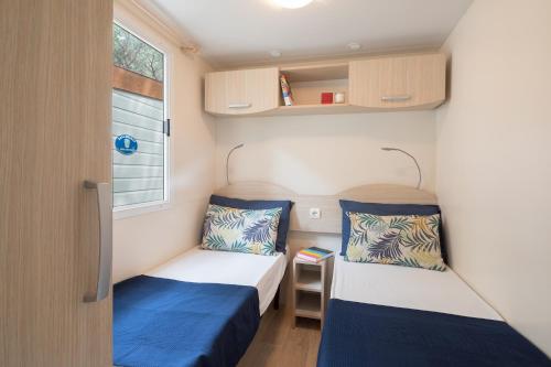 Postel nebo postele na pokoji v ubytování Camping Village Baia Blu La Tortuga