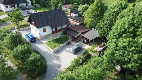 an overhead view of a house with cars parked in front at Apartment Goran in Poljanak