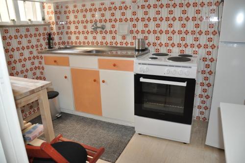 een keuken met een fornuis en een wastafel bij Sunny Apartment with view in Athene