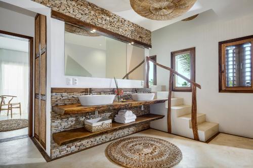 uma casa de banho com 2 lavatórios e um espelho em Villa Praia - La Villa Group em Jericoacoara