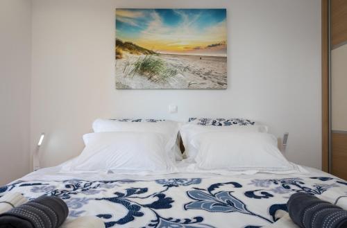 Luxury apartman SKY with sea view and whirlpool tesisinde bir odada yatak veya yataklar