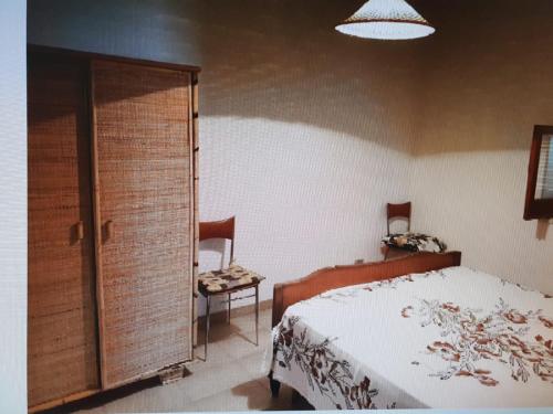 - une chambre avec un lit et un grand placard dans l'établissement Apartment Carnevale, à Santa Maria