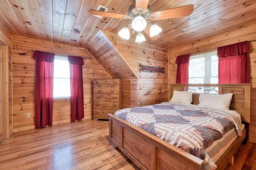 Postel nebo postele na pokoji v ubytování Cherokee Lodge