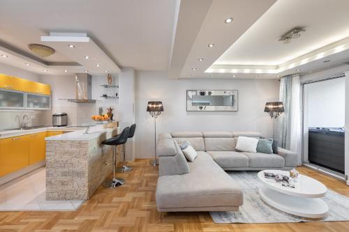 - un salon avec un canapé et une table dans l'établissement Luxury apartman SKY with sea view and whirlpool, à Makarska