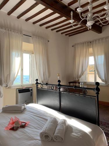 a bedroom with a large bed with two white towels at Casa Cerboneschi in Casale Marittimo