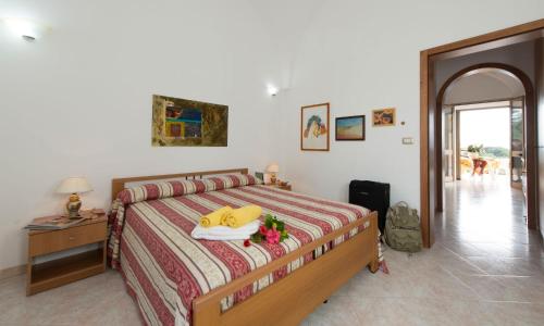 una camera con letto e tavolo con copriletto di Villa Carol a Torre Vado