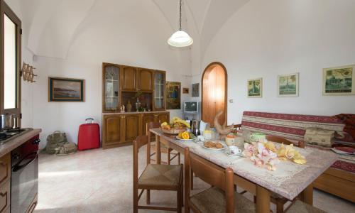 een keuken met een tafel met eten erop bij Villa Carol in Torre Vado