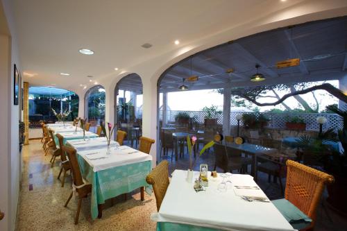 En restaurant eller et spisested på Hotel Il Vascello
