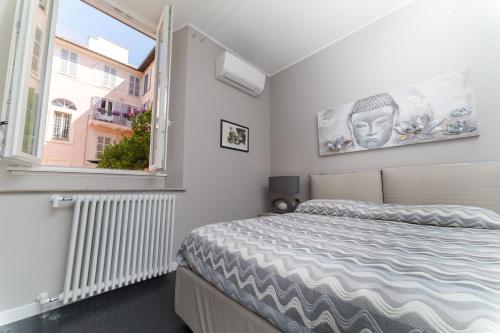 ローマにあるBalestra Palace Apartmentのベッドルーム(ベッド1台、窓付)