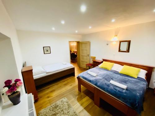 Ένα ή περισσότερα κρεβάτια σε δωμάτιο στο Chalupa SIMIHOUSE