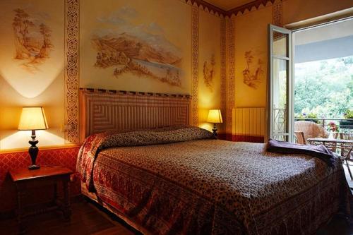 Agriturismo La Carreccia في Luni: غرفة نوم بسرير ونافذة كبيرة