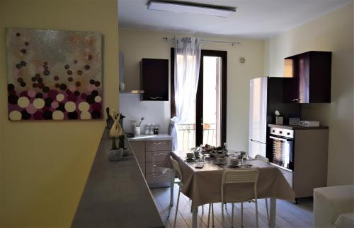 a kitchen with a table with two chairs and a stove at L'Antico Borgo di Segesta in Calatafimi